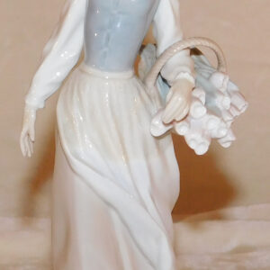 Lladro #4860. RETIRED 1985