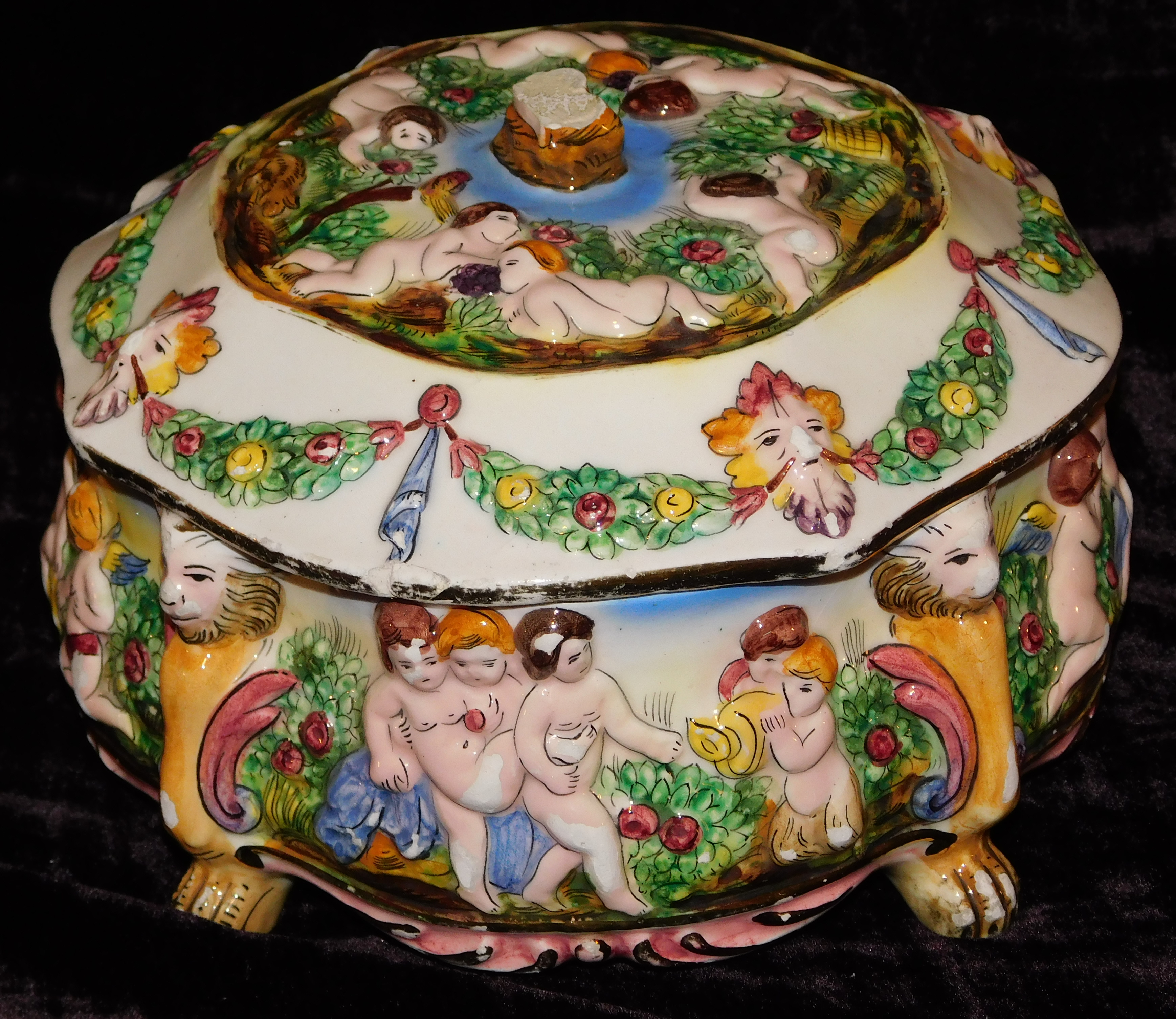 Porcelain claw footed bowl